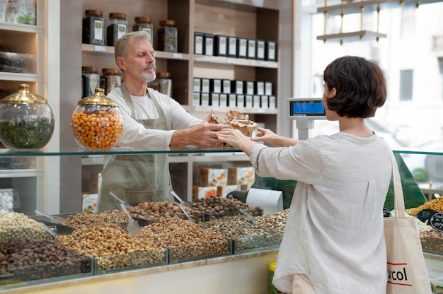 Donna in cerca di prelibatezze presso un produttore maschile locale