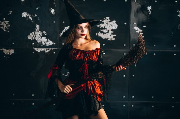 Donna in costume di halloween
