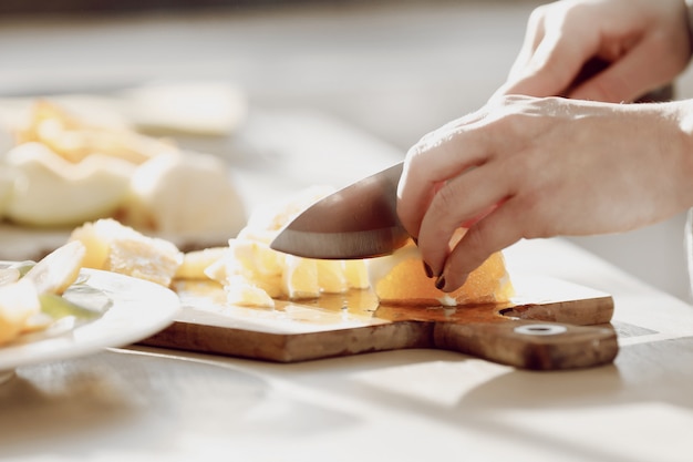 Donna in cucina