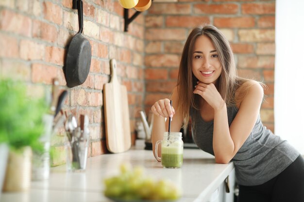 Donna in cucina