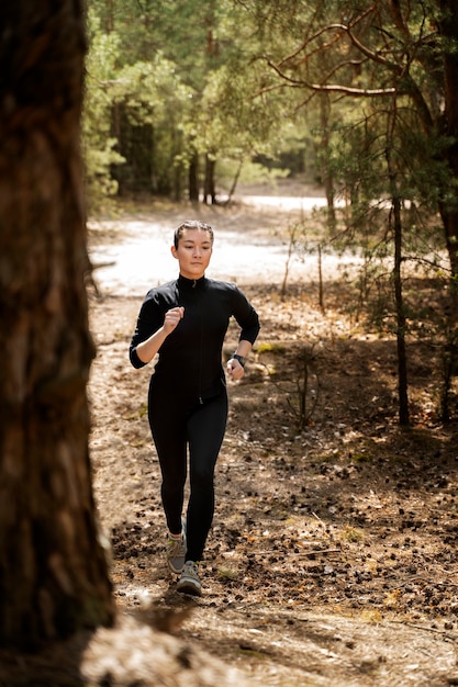 Donna in forma a tutto campo che corre fuori