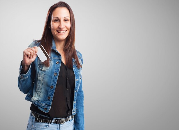 Donna in giacca di jeans con una carta di credito