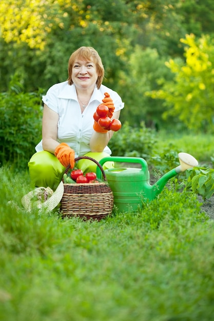 Donna in giardino di verdure