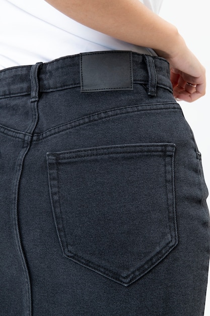 Donna in gonna di jeans vista posteriore servizio fotografico alla moda da vicino