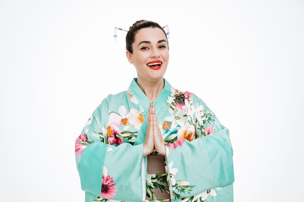 Donna in kimono giapponese tradizionale che sorride tenendosi per mano insieme nel gesto di saluto su bianco