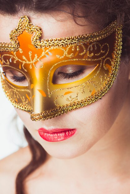 Donna in maschera d&#39;oro con gli occhi chiusi