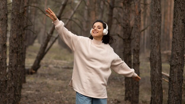 Donna in natura con le cuffie