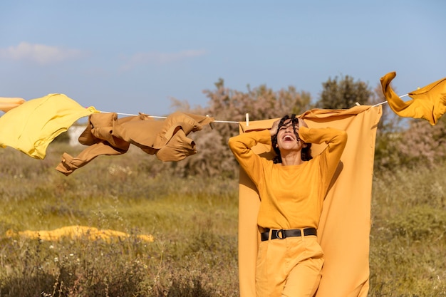 Donna in natura con stendibiancheria