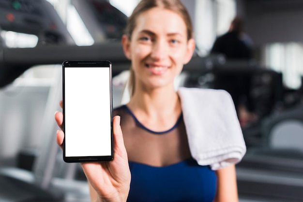 Donna in palestra con modello di smartphone