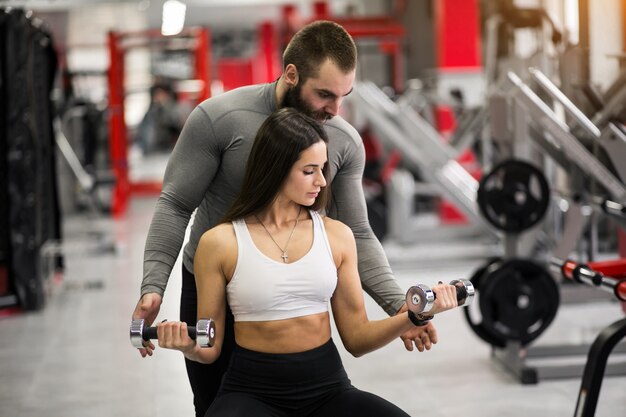 Donna in palestra con trainer