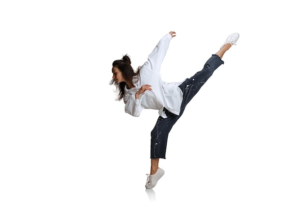 Donna in panno casula che salta in una mossa di danza dello spago isolata su bianco
