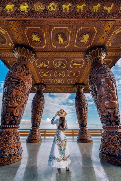 Donna in piedi al punto di vista sul Doi suthep, Chiang Mai