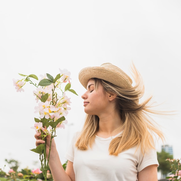 Donna in piedi con bouquet di fiori