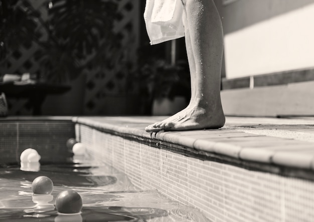 Donna in piedi da una piscina