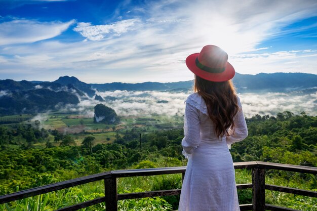 Donna in piedi su Phu Lang Ka, Phayao in Thailandia.