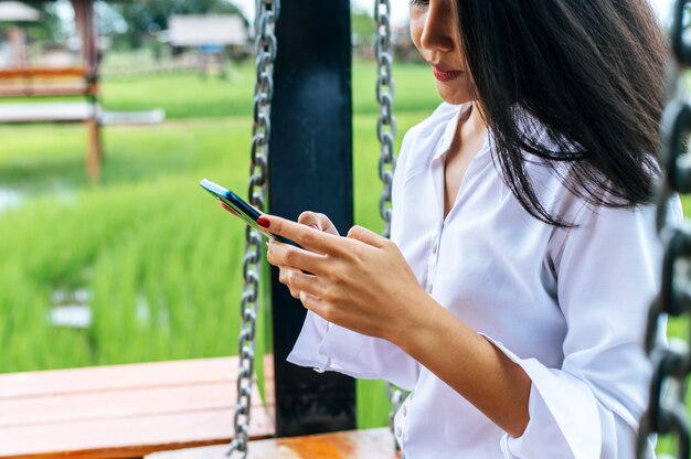 Donna in piedi su uno smartphone