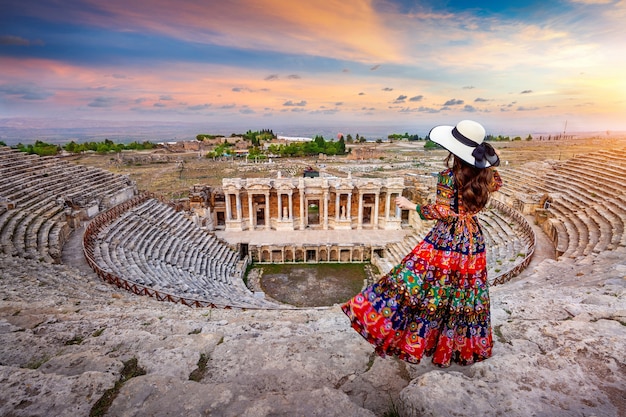 Donna in piedi sul teatro della città antica di Hierapolis a Pamukkale, Turchia.