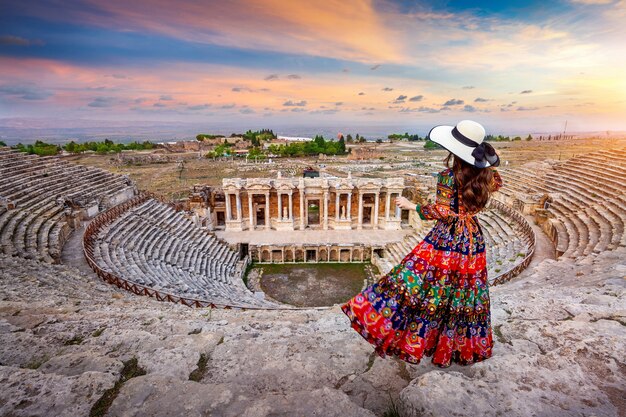 Donna in piedi sul teatro della città antica di Hierapolis a Pamukkale, Turchia.