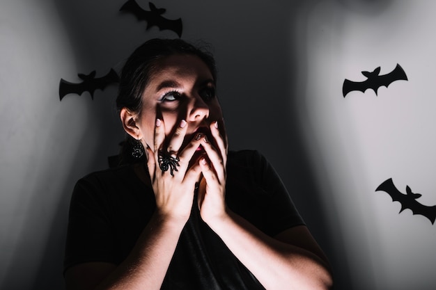 Donna in posa con pipistrelli spaventosi