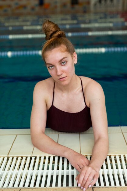 Donna in posa in piscina inquadratura media