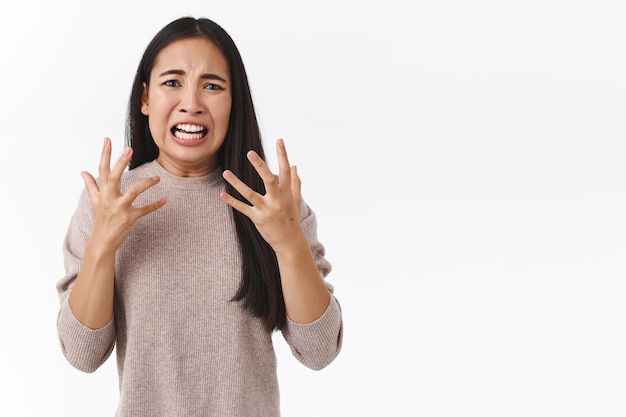 donna in preda al panico, gesticolando tradita e rabbia, furiosa, in preda a un crollo mentale, ha perso qualcuno di importante