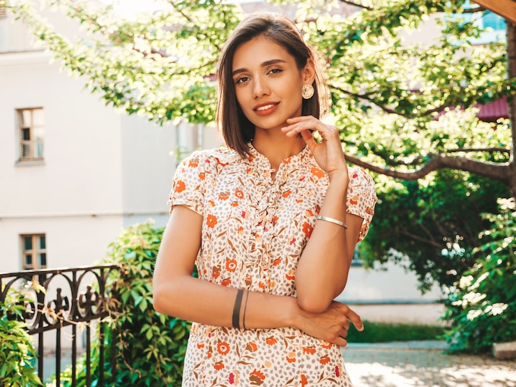 Foto gratuito donna in prendisole estivi alla moda