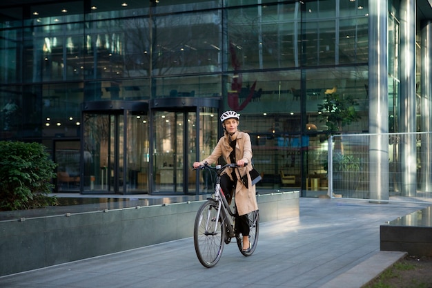 Donna in sella a una bicicletta in città