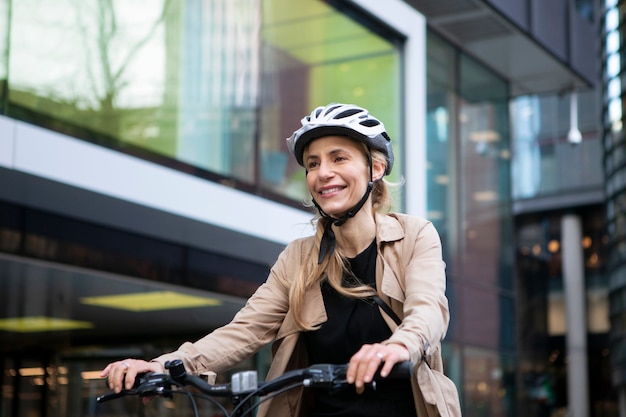 Donna in sella a una bicicletta in città