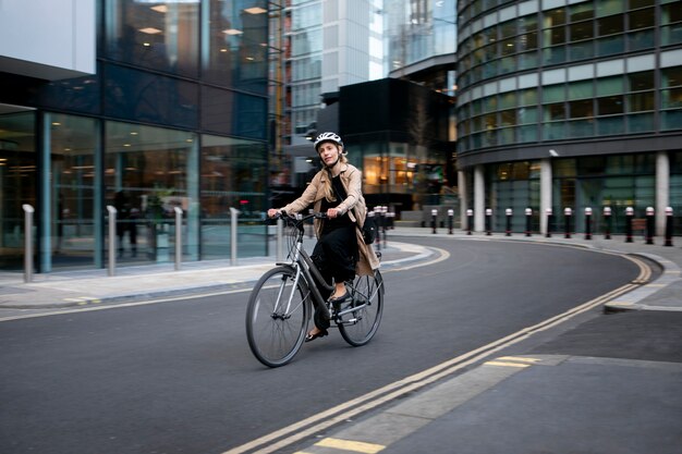 Donna in sella a una bicicletta in città