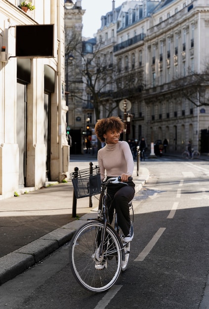 Donna in sella alla bicicletta in città in Francia