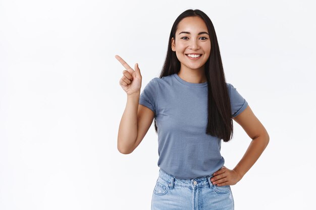 donna in t-shirt, jeans, tenere la mano sul fianco, indicare l'angolo in alto a sinistra, dare consigli, fare domande sul prodotto, discutere di pubblicità