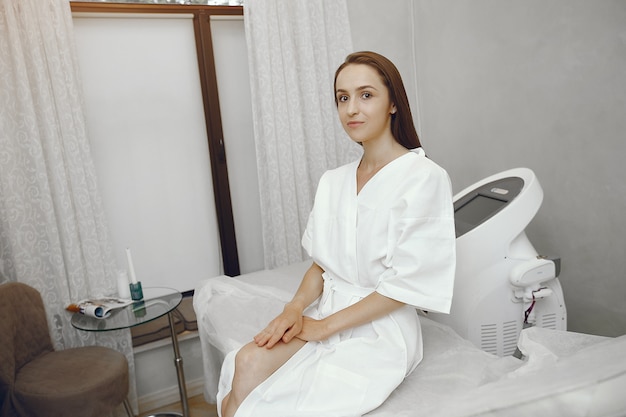 Donna in un accappatoio bianco in uno studio di cosmetologia