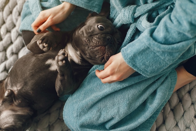 donna in un accappatoio blu con bulldog nero