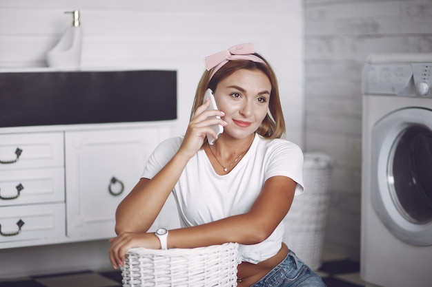 Donna in un bagno vicino a lavaggio mashine