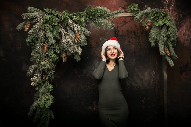 Donna in un cappello rosso per Capodanno