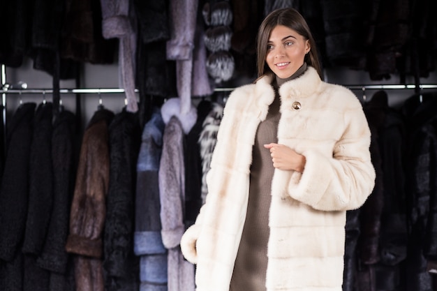 Donna in un cappotto di pelliccia