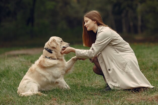 Donna in un cappotto marrone. Dama con un labrador