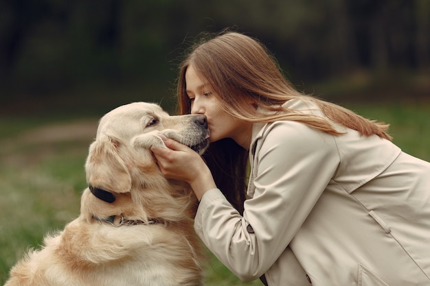 Donna in un cappotto marrone. Dama con un labrador