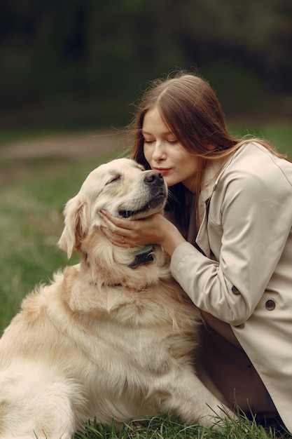 Donna in un cappotto marrone. Dama con un labrador