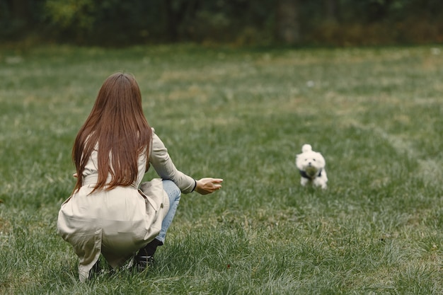 Donna in un cappotto marrone. Dama con un labrador