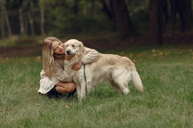 Donna in un maglione marrone. Dama con un labrador