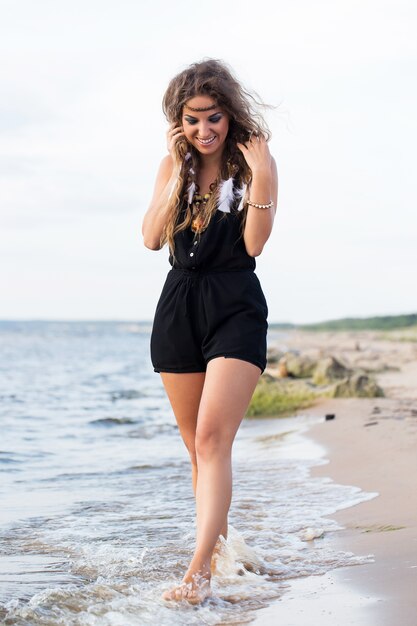 Donna in un vestito su una spiaggia