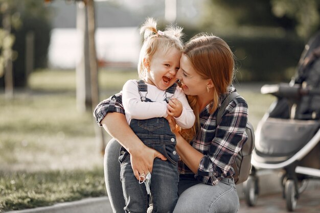 Donna in una camicia di cella. Famiglia su uno sfondo di luce solare.