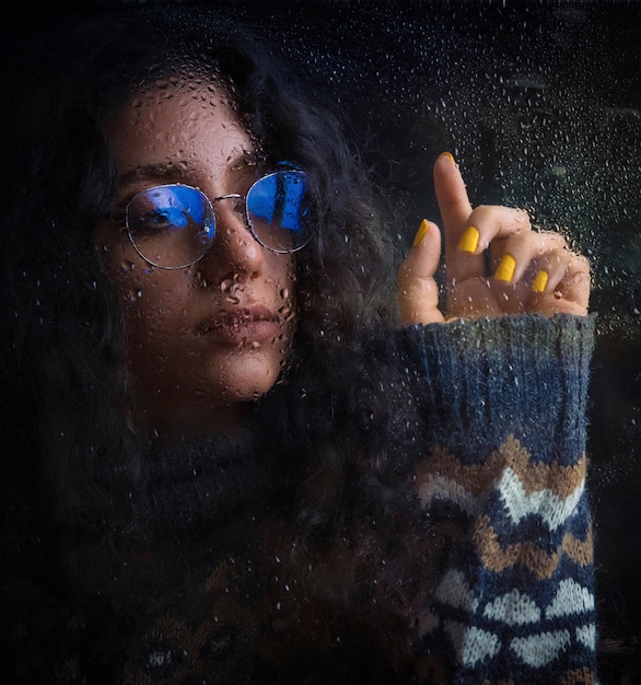 Donna in vetri opachi con ombra blu e giacca in maglia calda