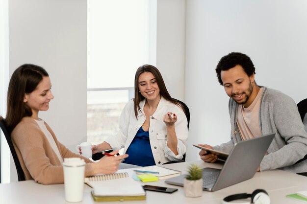 Donna incinta a parlare con il suo collega