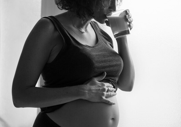 Donna incinta che beve latte