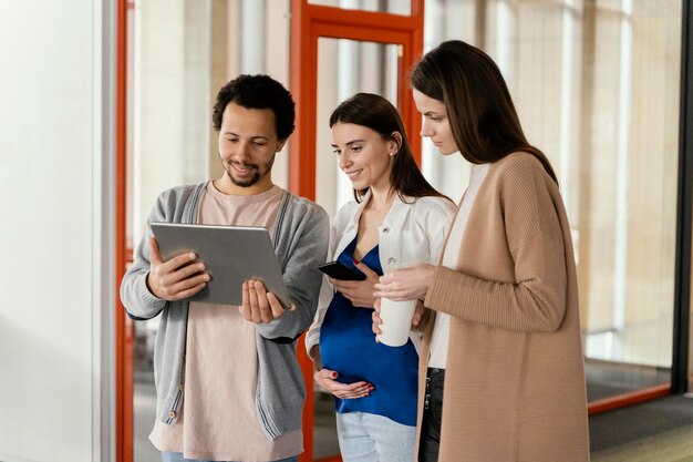 Donna incinta che ha una riunione con il suo collega