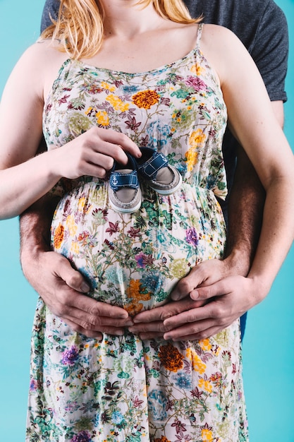 Donna incinta e marito dietro