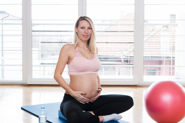 Donna incinta in sala fitness