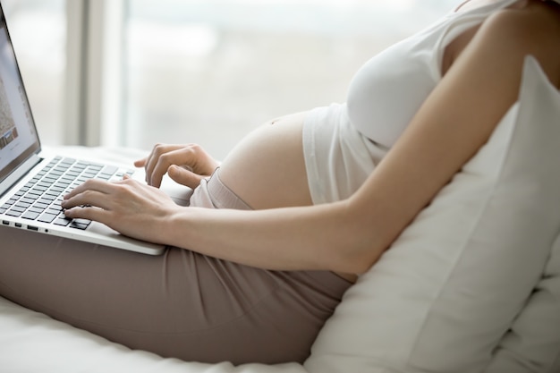 Donna incinta navigando sul web